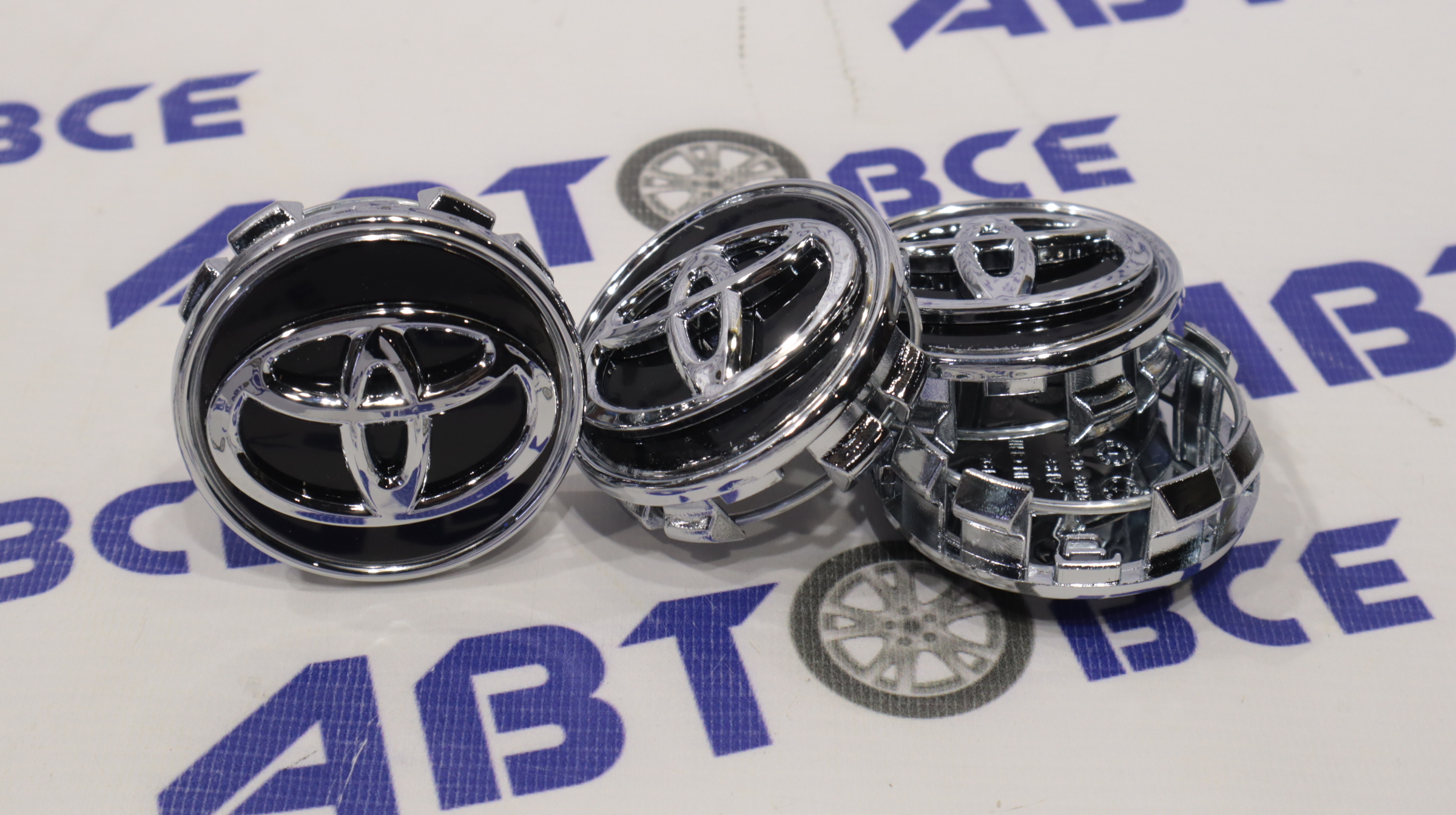 Колпачок ступицы (пластик) комплект 4шт TOYOTA Camry черный хром (62мм)